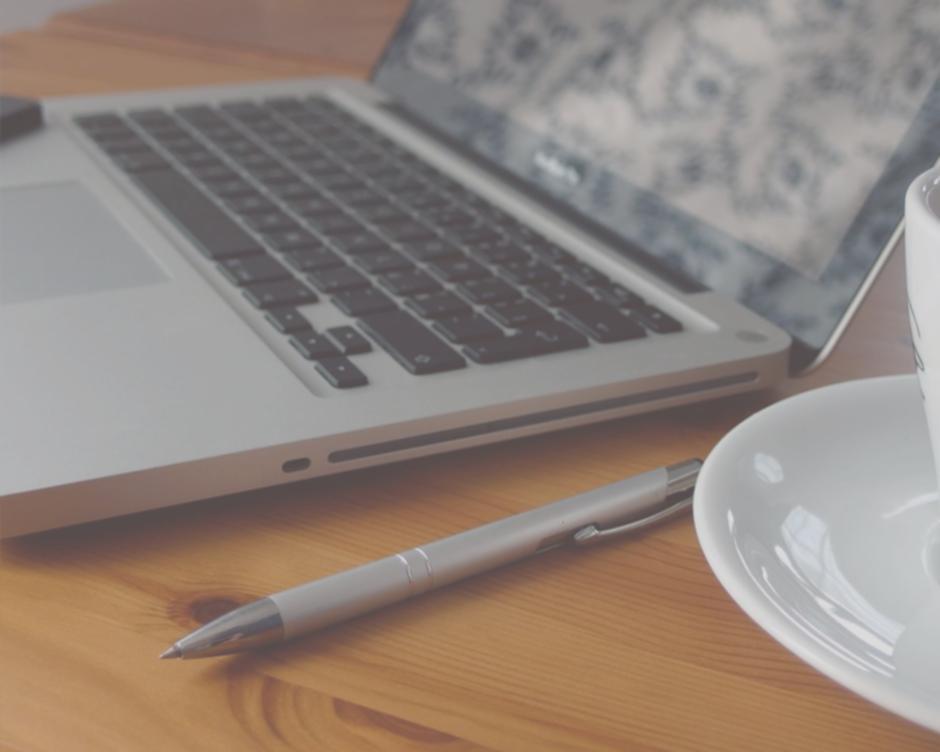 Étudiant qui vérifie les prérequis avant de commencer sa formation en ligne